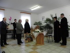 Szemenyei Imréné és Guti István átadja a gyülekezet ajándékait