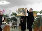 Jákob János felmutatja a gyülekezetnek Jónás József festményét