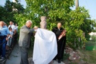 Dr. Huszár Pál Zsinati Világi elnök és Főtiszteletű Steinbach József püspök leleplezik az alsóörsi Kálvin szobrot (2009. december 3.)