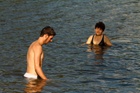 Fürdés a Petörke-tóban