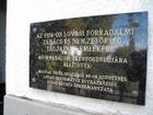 Az 1956-os emléktábla a lovasi templom falán